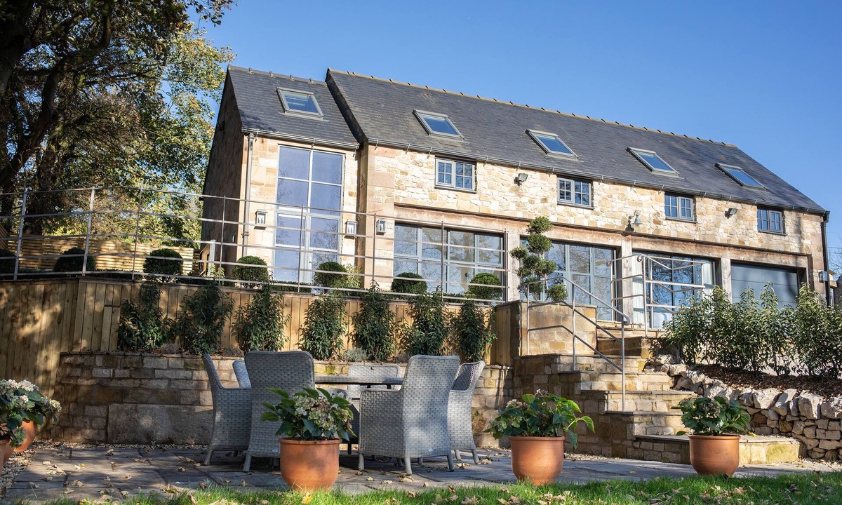 Carsington House | Luxury Peak District Cottage/Barn Derbyshire, Carsington Lake views WiFi