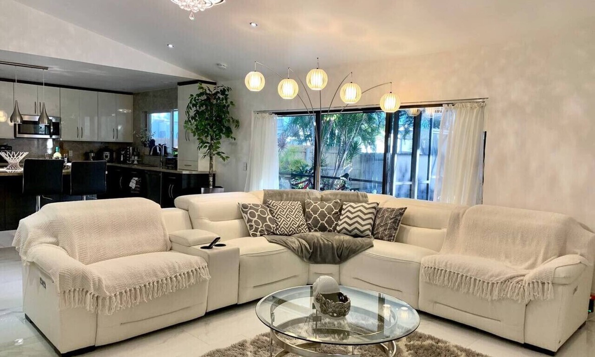 Florida Gardens House | Luxury Pool Home Hot Tub + Outdoor Cinema Near West Palm Beach