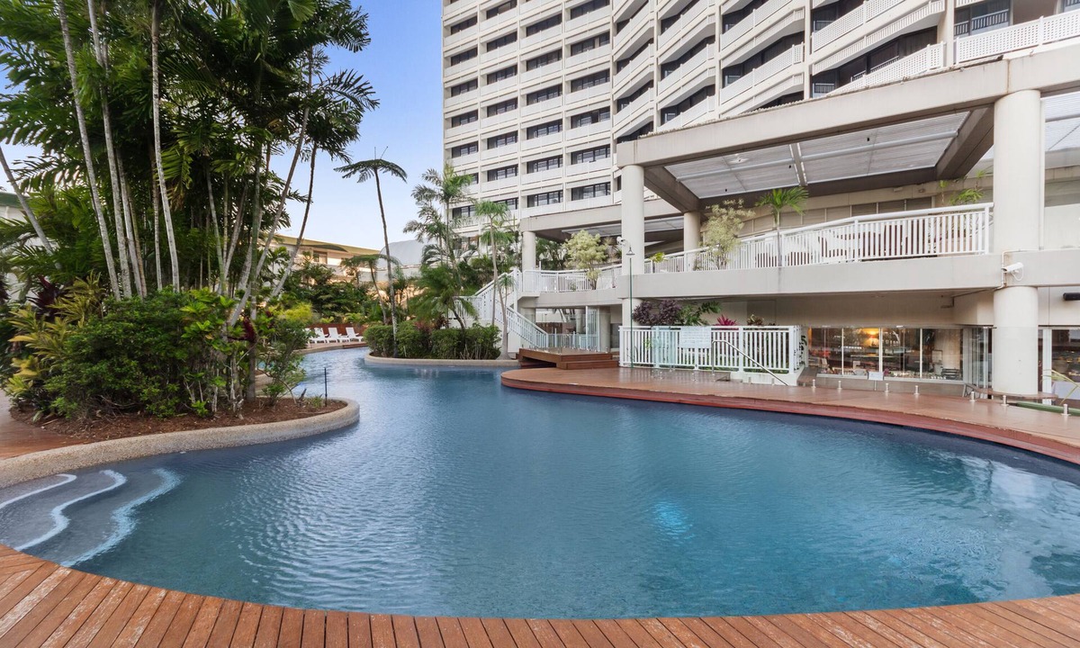Cairns North Apartment | Luxury Pool Side Apartment in Beachfront Resort