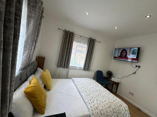 Downham Apartment | Luxury Private 2nd Studio Flat With Great Views in Keedonwood Road With Fully Own Bathroom Newly Added And Private Kitchenette