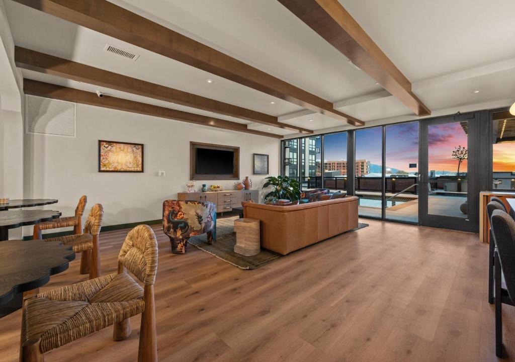 People's Freeway Apartment | Luxury Retreat - Pool Sauna Parking