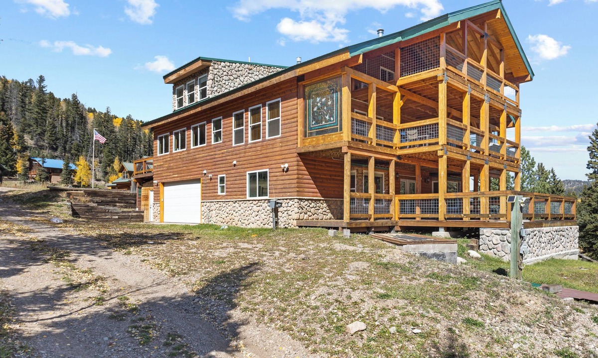 Red River House | "Luxury Riverfront Cabin "Moe's Riverside Lodge" Pool Table-AC-On the River-Pet Friendly