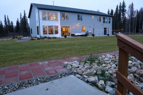 College House | Luxury Riverfront Estate いの