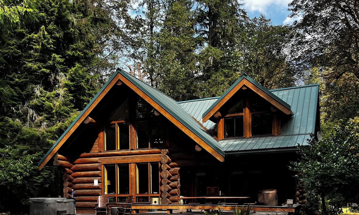 Baring Cabin | Luxury Riverfront Log Cabin Near Stevens Pass with Hot Tub & Two-Story Fireplace
