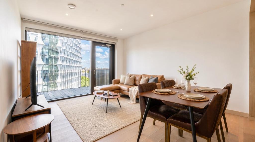 Elephant and Castle Apartment | Luxury Riverside 2-Bed with Balcony AC US Embassy Views