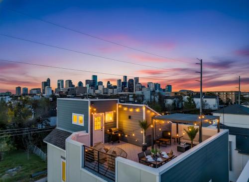 South Central Houston House | Luxury Rooftop Escape with Mini Golf & Movie Nights