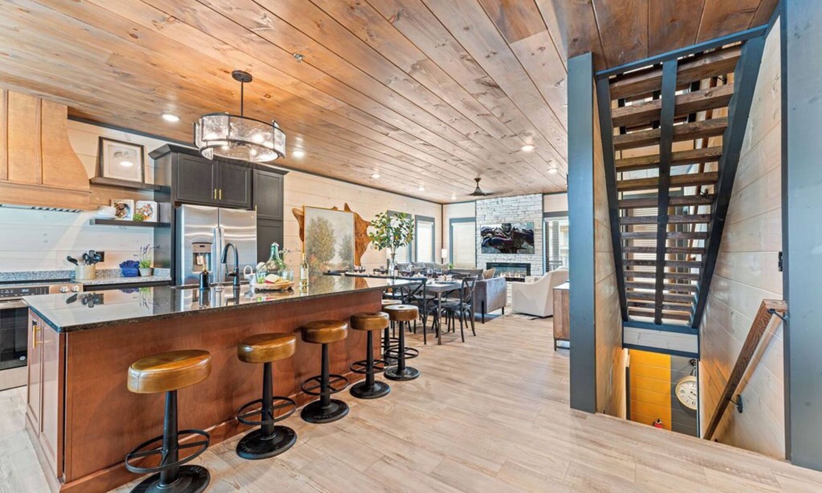 Sevierville Villa | Luxury Rooftop - Indoor Pool - Home Theater - Game Rooms - Hot tub -Arcade Games