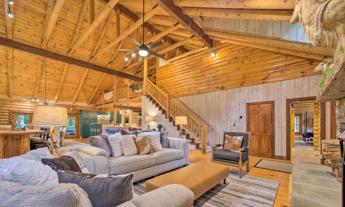 Sapphire Cabin | Luxury Sapphire Getaway w/ Deck + Game Room!
