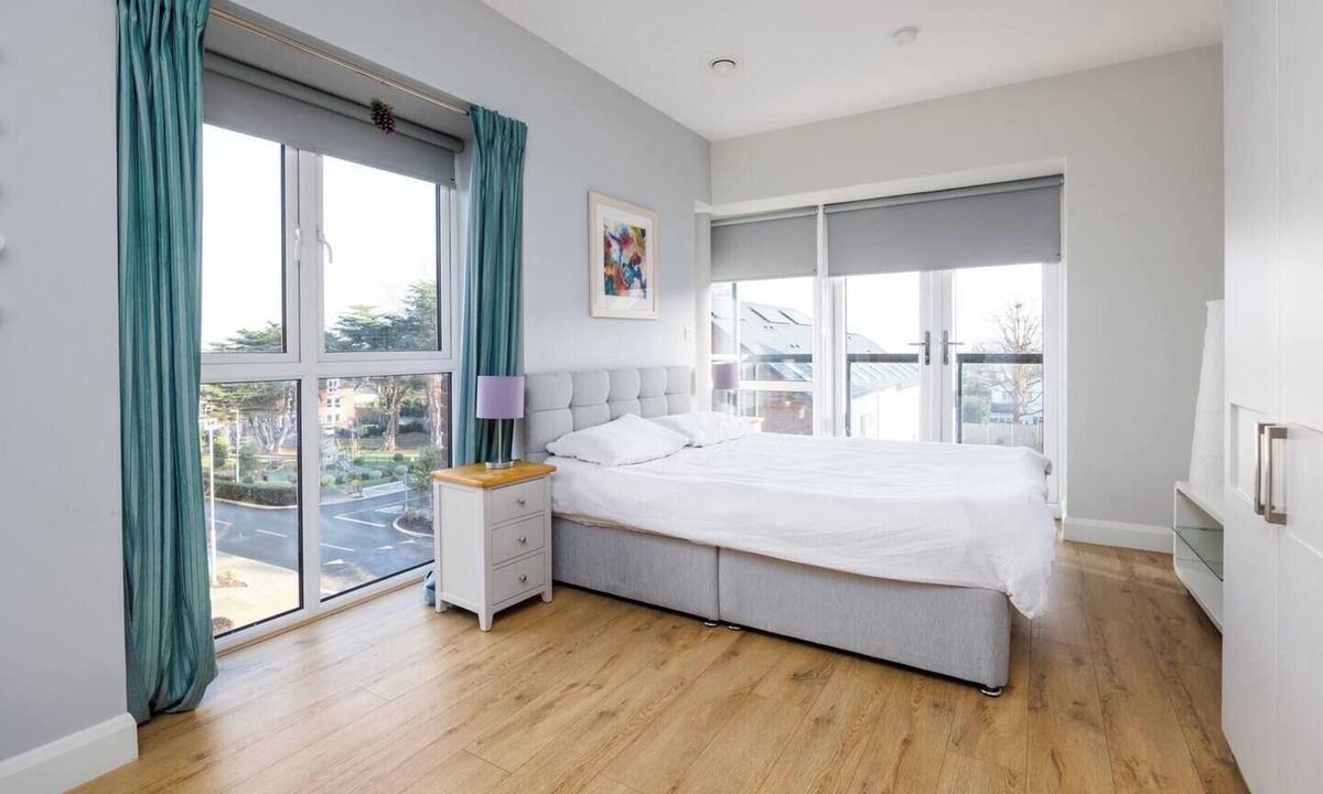 Sutton Cross Apartment | Luxury Seaview 2BR Apartment in South Dublin, 15 min walk to the sea