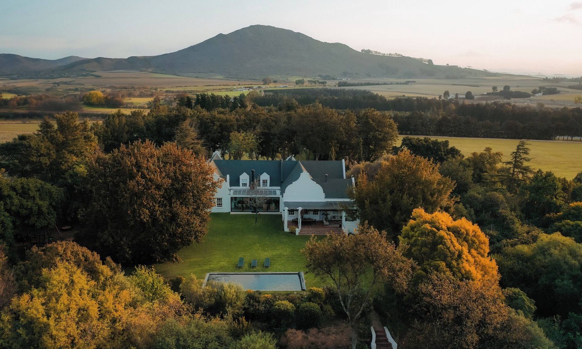 Klapmuts House | Luxury, self-catering Manor with 6 bedrooms, views of mountains & vineyards