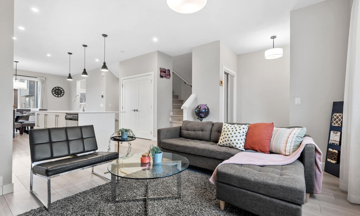Chestermere House | Luxury Semi-Detached House 3BDR