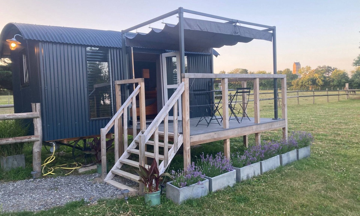Dragey-Ronthon Cabin | Luxury shepherd's hut near the beach