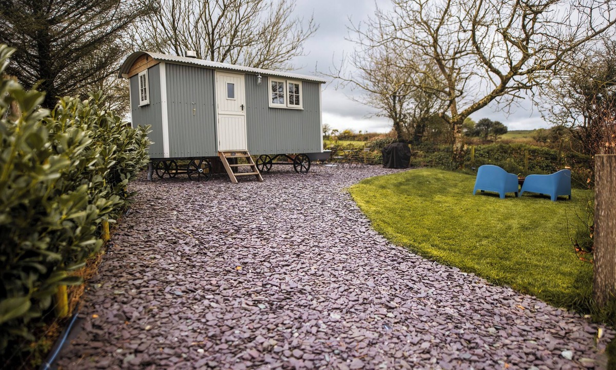 Mabe Cabin | Luxury Shepherds Hut with Bath
