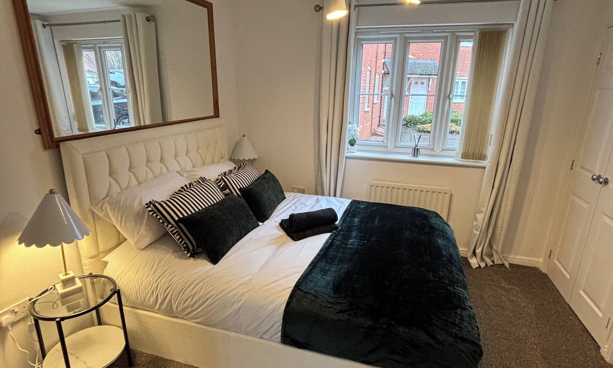 Solihull Apartment | Luxury Solihull 2-BR Apartment near BHX, NEC, Resorts World, BP Pulse & JLR