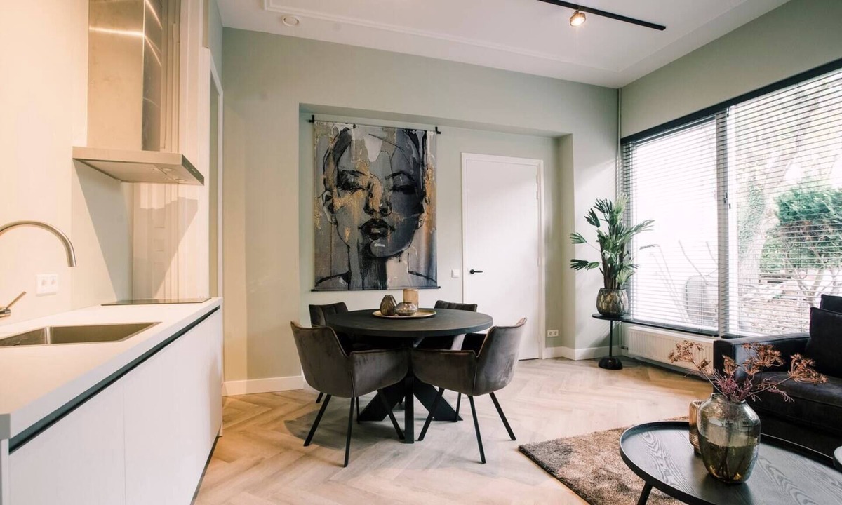 Centrum Apartment | Luxury space with fast WiFi, 40m² herringbone floors, and ensuite rain shower for 4.