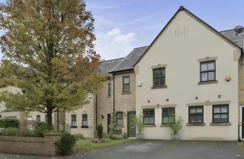 Rusholme House | Luxury Spacious 3-Bed City Oasis Just 10 Mins from Centre with Free Parking