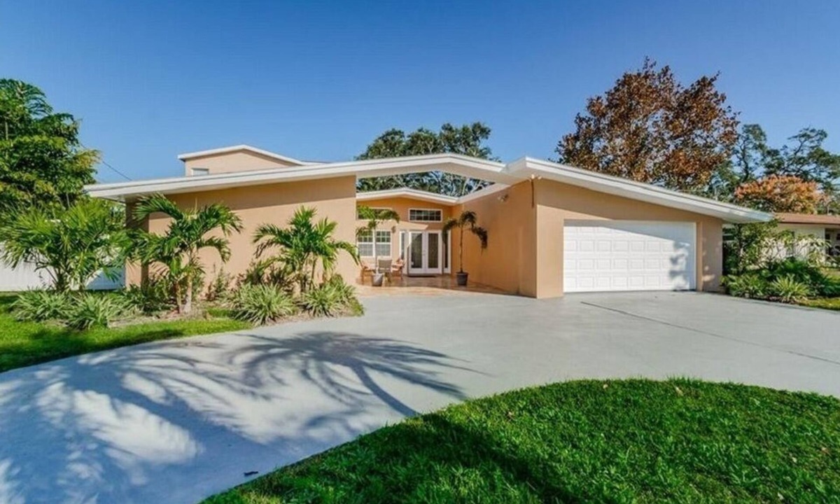 Harbor Bluffs House | Luxury Spacious 6 bedrooms Private Pool Spa 2 miles to Beach W/Heated huge pool