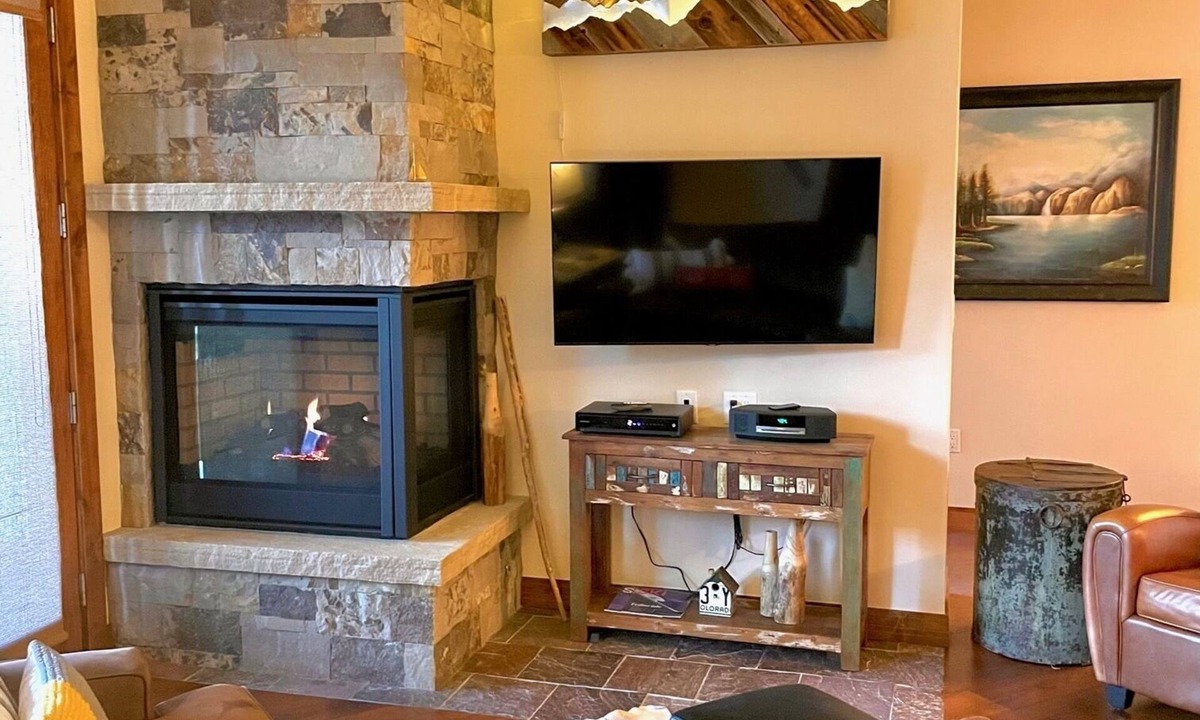 Four O'Clock Condo | Luxury Spacious Bluesky Condo within 30 yards of the Snowflake Lift 2BR/2 BA