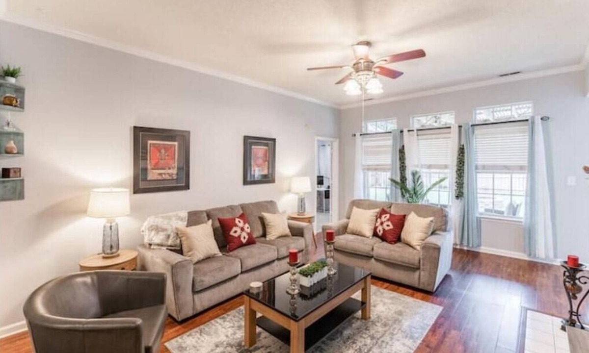 Huntsville House | Luxury Stay - Office-Pet's Welcone!