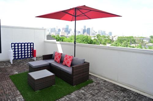 South Central Houston Apartment | Luxury Stay with Rooftop City Skyline Views