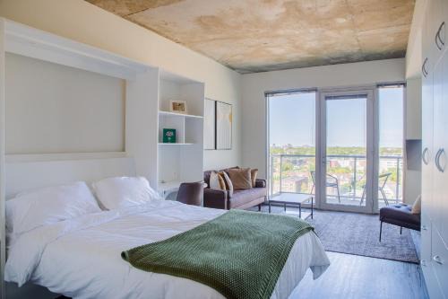 Lower East Side Apartment | Luxury Studio Apt Near Brady St with Balcony and City View