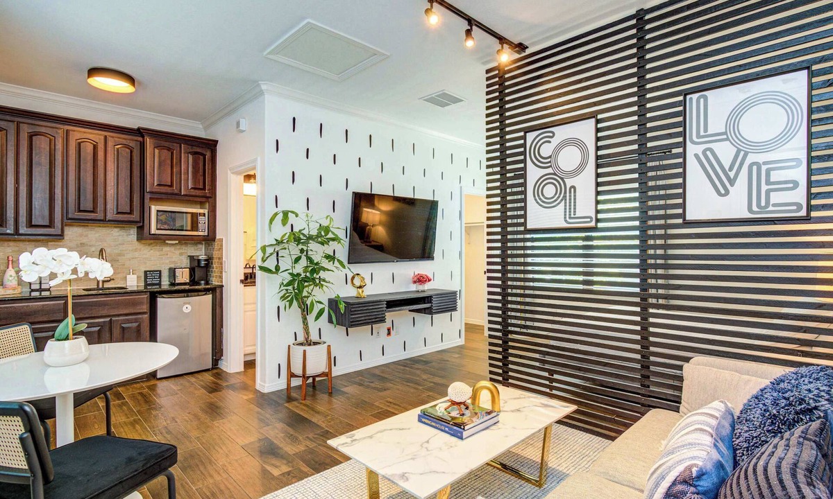 Greater Heights Apartment | Luxury Studio in Vibrant Houston Heights Retreat