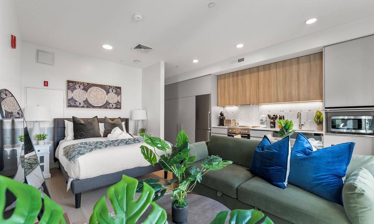 D Street - West Broadway Apartment | Luxury Studio Next to Broadway rm2a