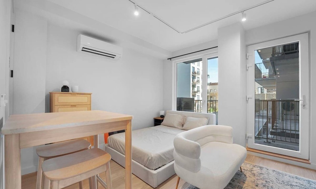 Greenpoint Apartment | Luxury Studio Retreat with Balcony in Greenpoint