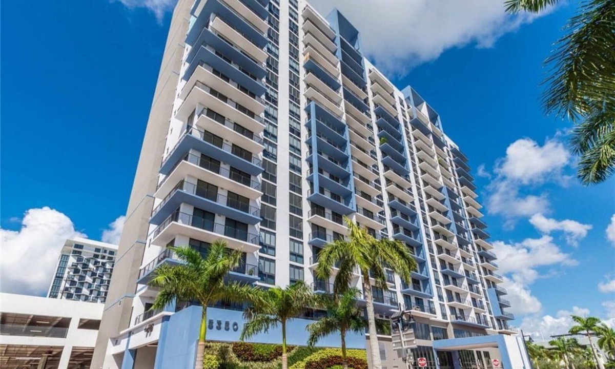 Doral Apartment | Luxury Studio Suite w/Partial Golf View & Pool