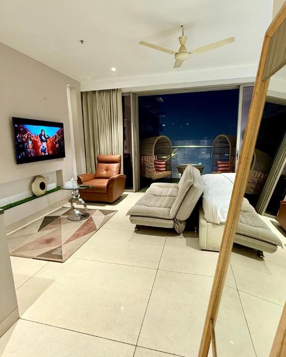 Gurugram Apartment | Luxury Studios Key 3