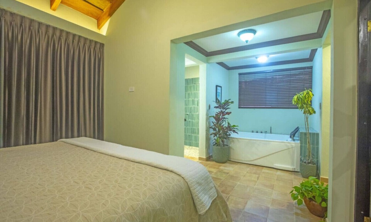 Coco Cabin | Luxury Suite beautiful gardens pool jacuzzi boutique hotel