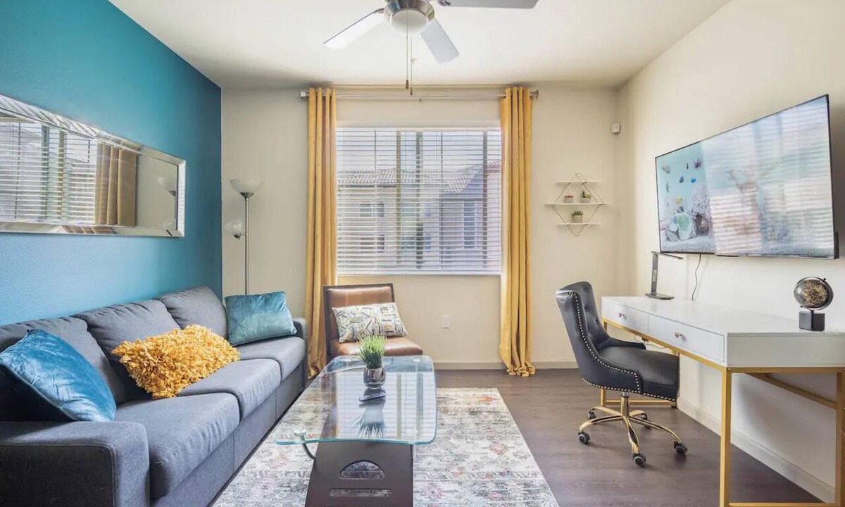 Camarillo Apartment | Luxury Suite King Bed 👑 Wi-Fi Pool Gym ✦ 55" Smart TVs 📺 Full Kitchen
