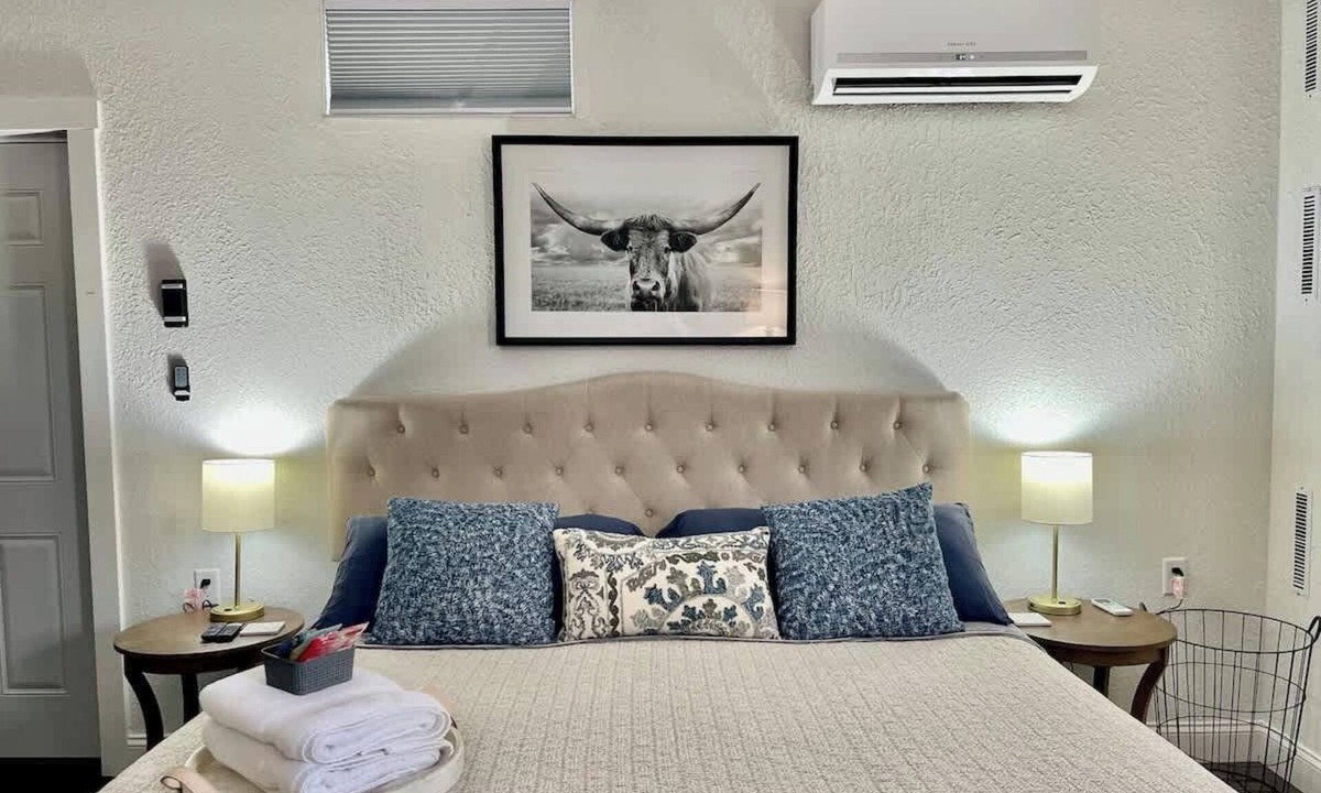 Buffalo Ridge House | Luxury Suite Private Yard Hot Tub King Bed