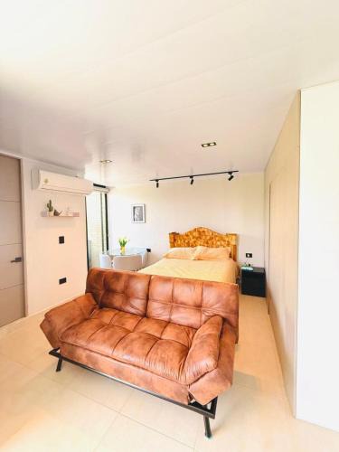 Chigorodo Apartment | Luxury suite with balcony and air conditioning