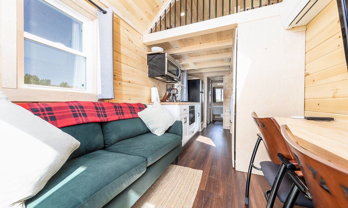 Montrose Cabin | Luxury Tiny Home/2 Queen beds, 1 twin bed/Smart TV/Hot Tub Access/Fire Pit/11 mi to Airport