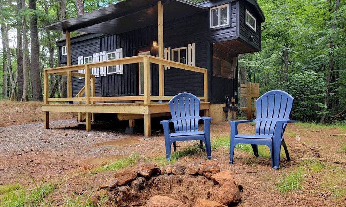 Suches Cabin | Luxury Tiny Home with Hot Tub in Suches - Perfect for Intimate Getaways in Georgia