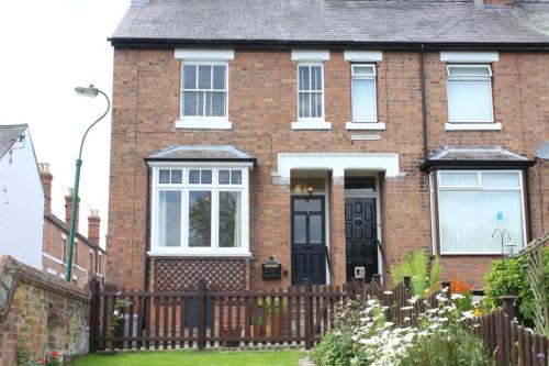 Shrewsbury House | Luxury townhouse in town centre, views, river walk, Free Parking