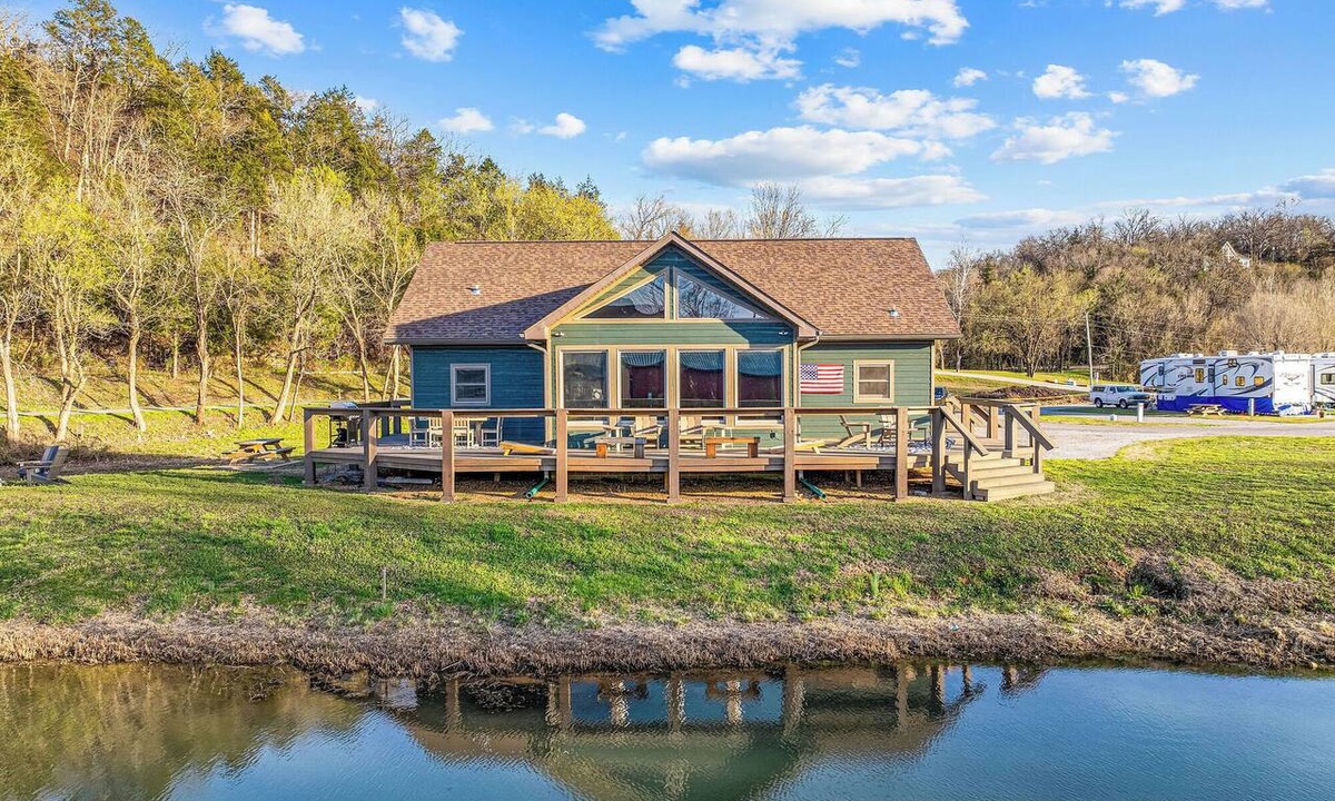 Cotter Cabin | Luxury Vacation Cabin on the White River