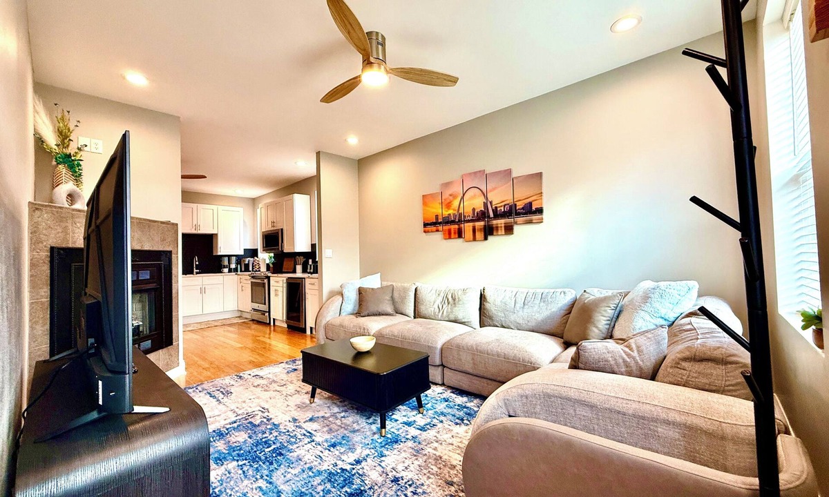 The Gate House | Luxury & Views That Sleeps 11 - In The Heart of all things St Louis