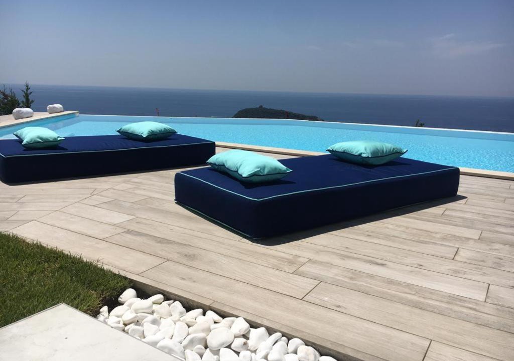 Cucco-Riviere Villa | Luxury villa Blue&Blanc piscina a sfioro isola