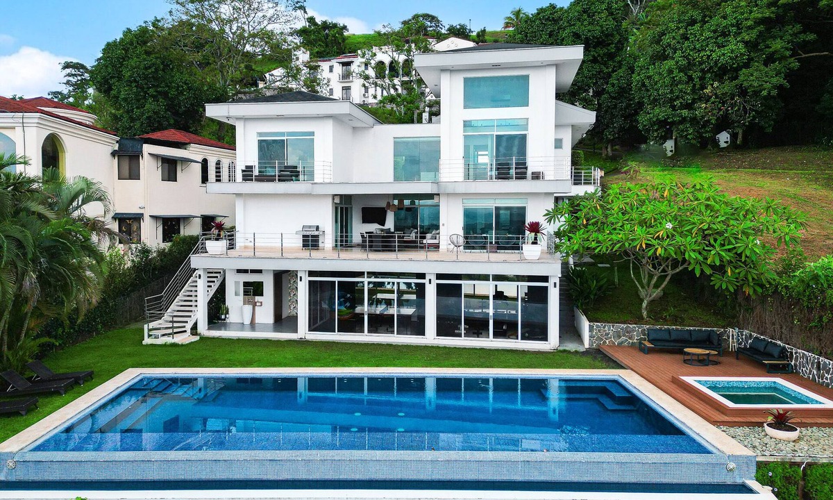 Ciudad Colon Villa | Luxury Villa Casa Om Infinity Pool Fast Wi-Fi Sunset Views Secure!