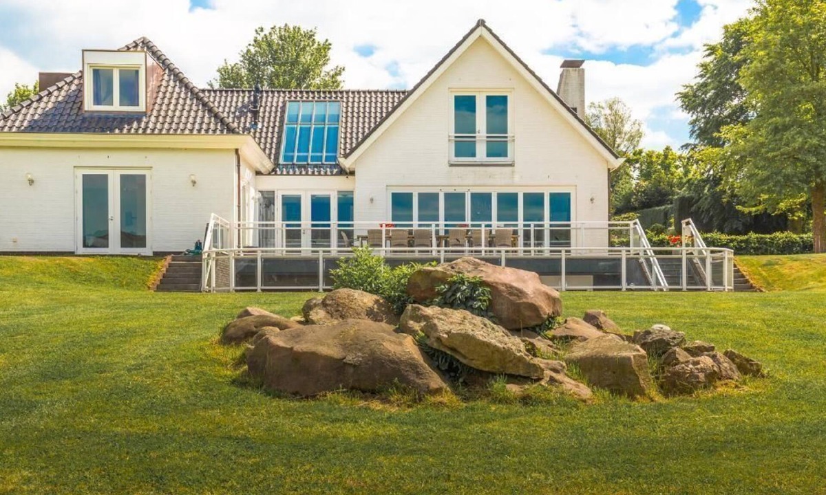 Mechelen House | Luxury Villa for Groups with modern bathrooms, Spa, Sauna, Indoor Pool, Professional Kitchen