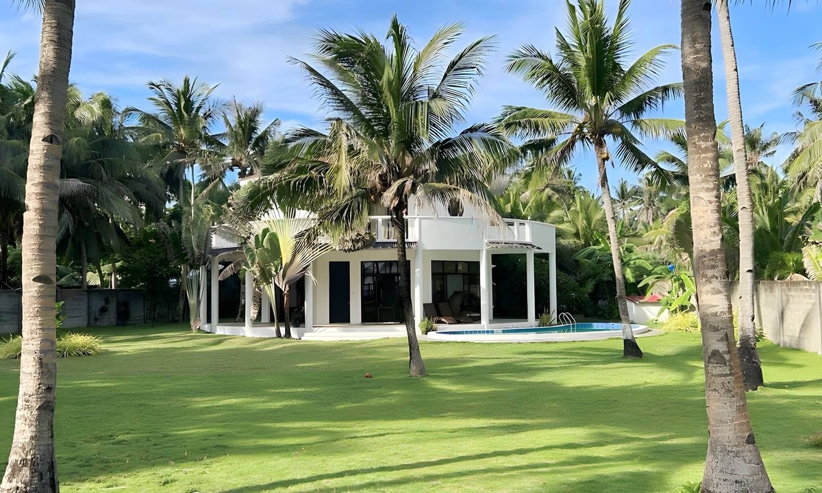 Caticlan Villa | Luxury Villa: Private Pool & Beach Retreat