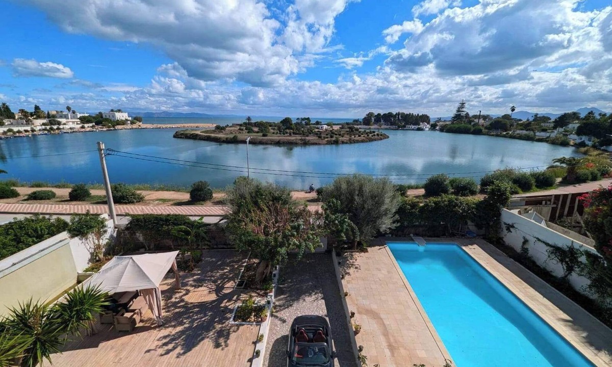 Amilcar Villa | Luxury Villa with central frontview on Historical Carthage Punic Ports