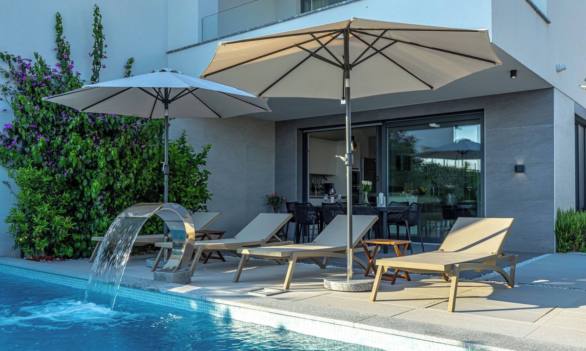 Skrbcici Villa | Luxury villa with open sea view and its own multi-purpose sports ground