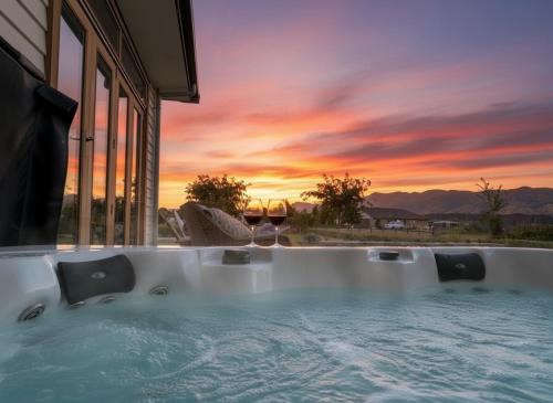 Luggate Villa | Luxury Wanaka villa, hot tub & mountain views