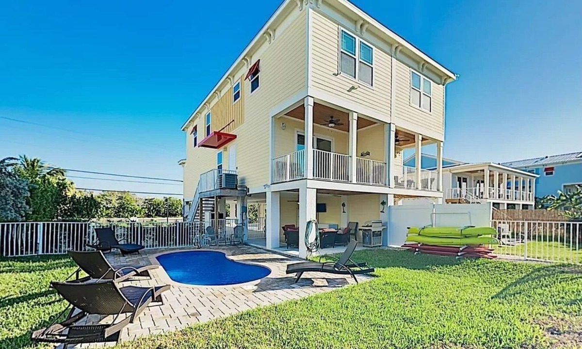 Marathon House | Luxury Waterfront DOCK 4/3 BEACH ICE MACHINE/PRIVATE POOL/HEATER/CHILLER