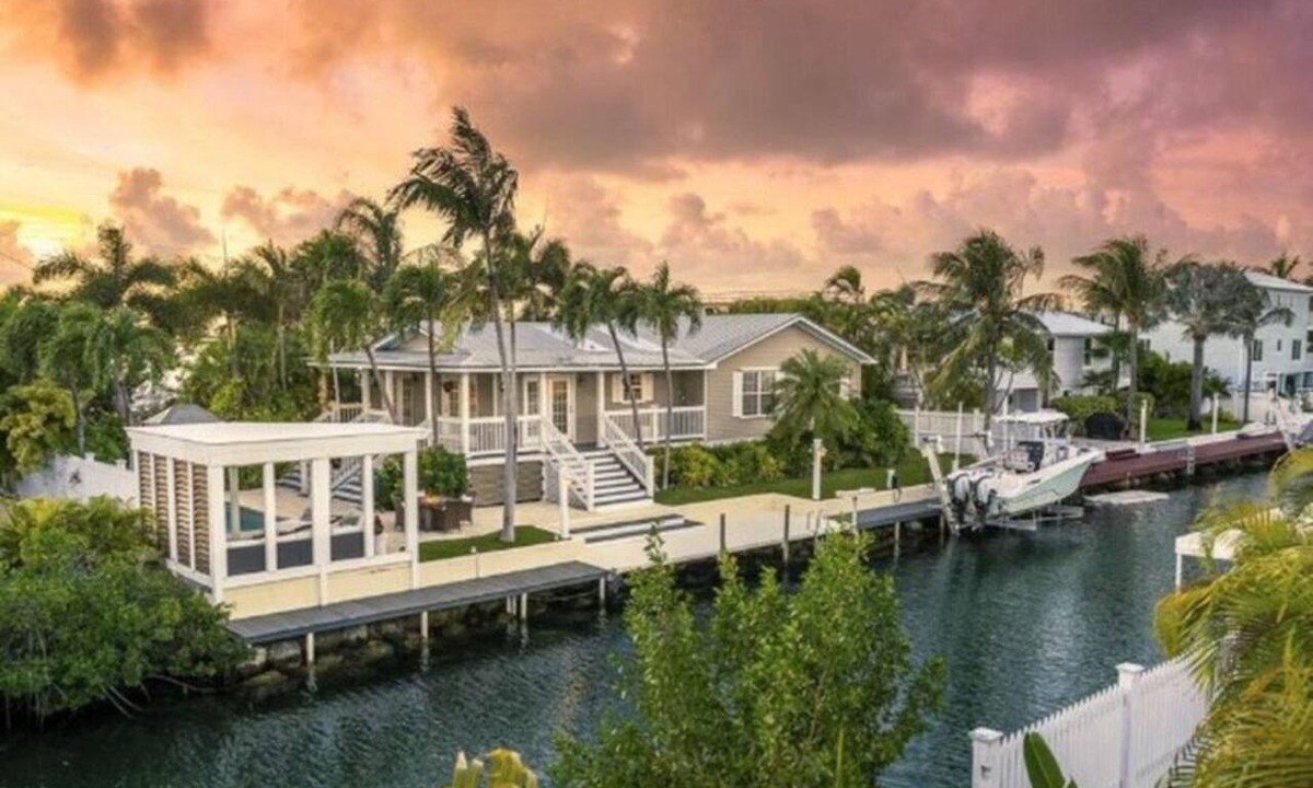Key West House | Luxury Waterfront Escape. Pool, Dock & 10 Minutes to Key West