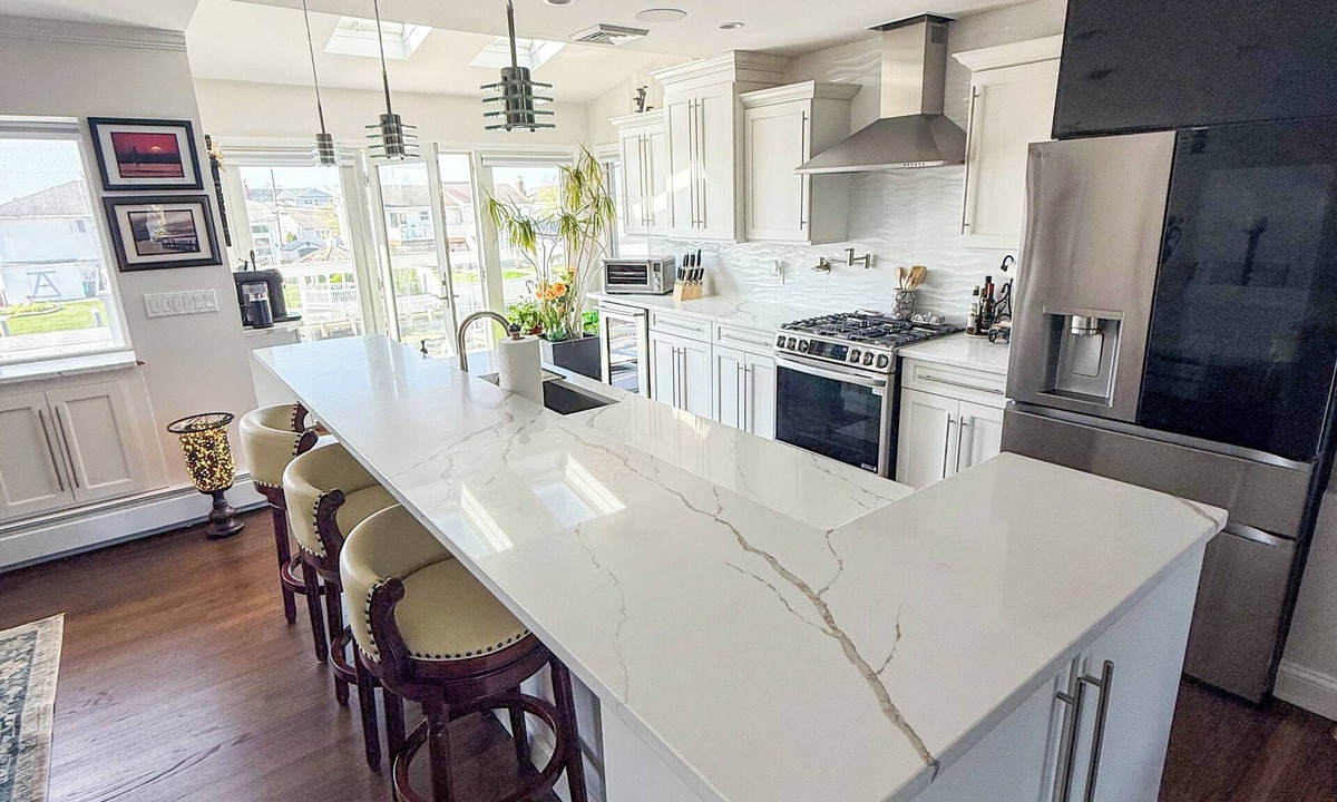Massapequa House | Luxury Waterfront Ryder Cup Home <9 miles from Bethpage Black w/hot tub