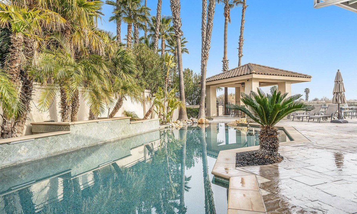 Discovery Bay House | Luxury Waterfront Family Retreat – Pool, 1-Min to Fast Water